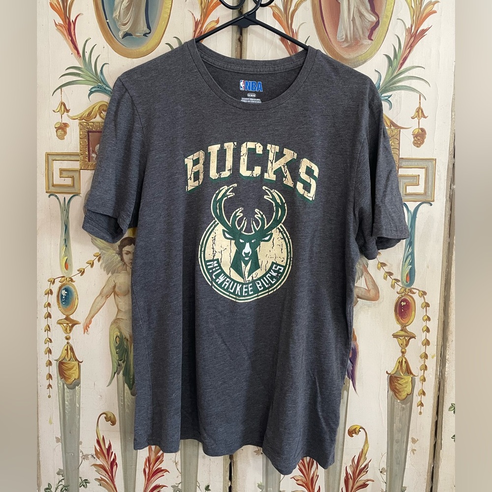 NBA Milwaukee Bucks Size Medium Gray T-Shirt